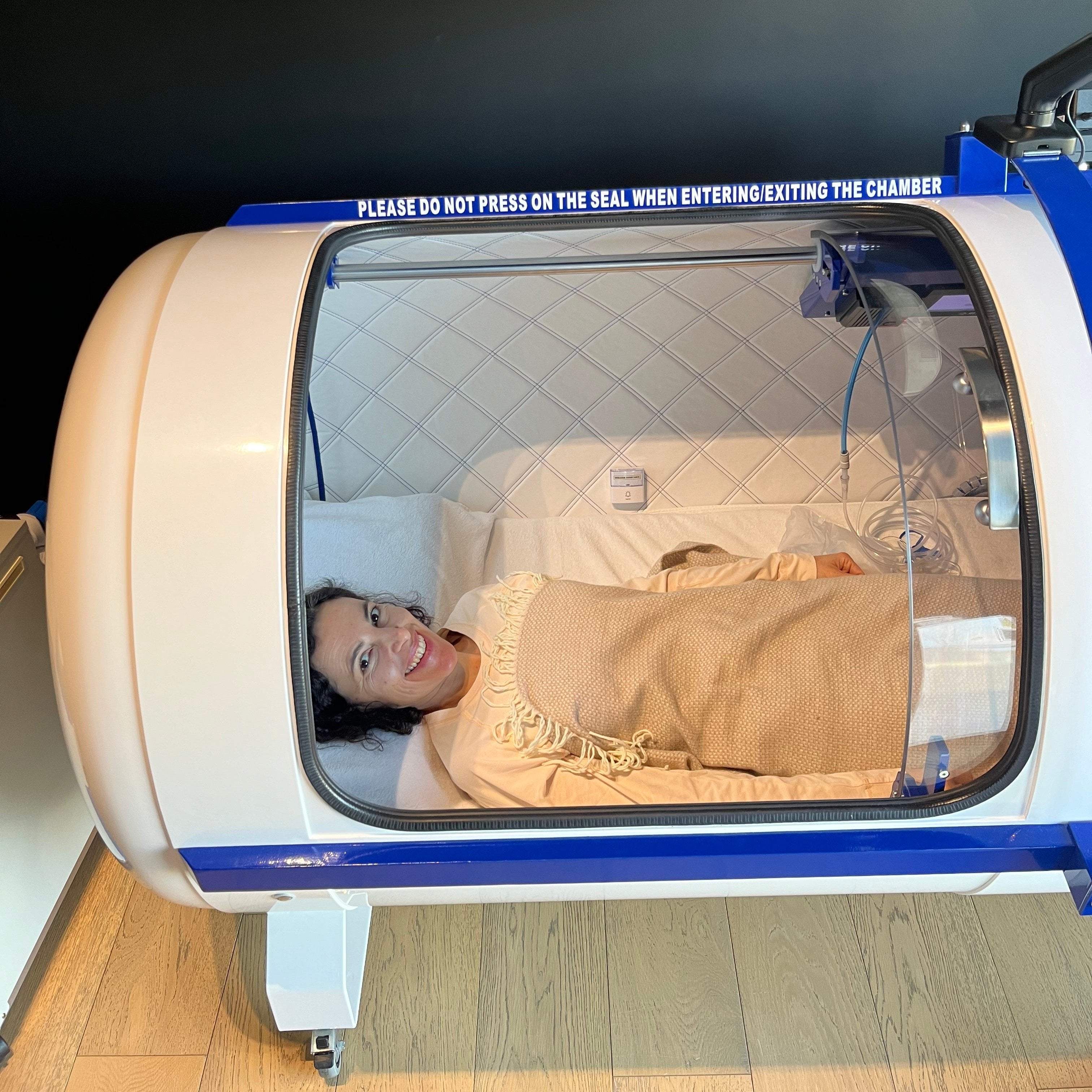 Victoire testing the hyperbaric chamber at Clinique Nescens