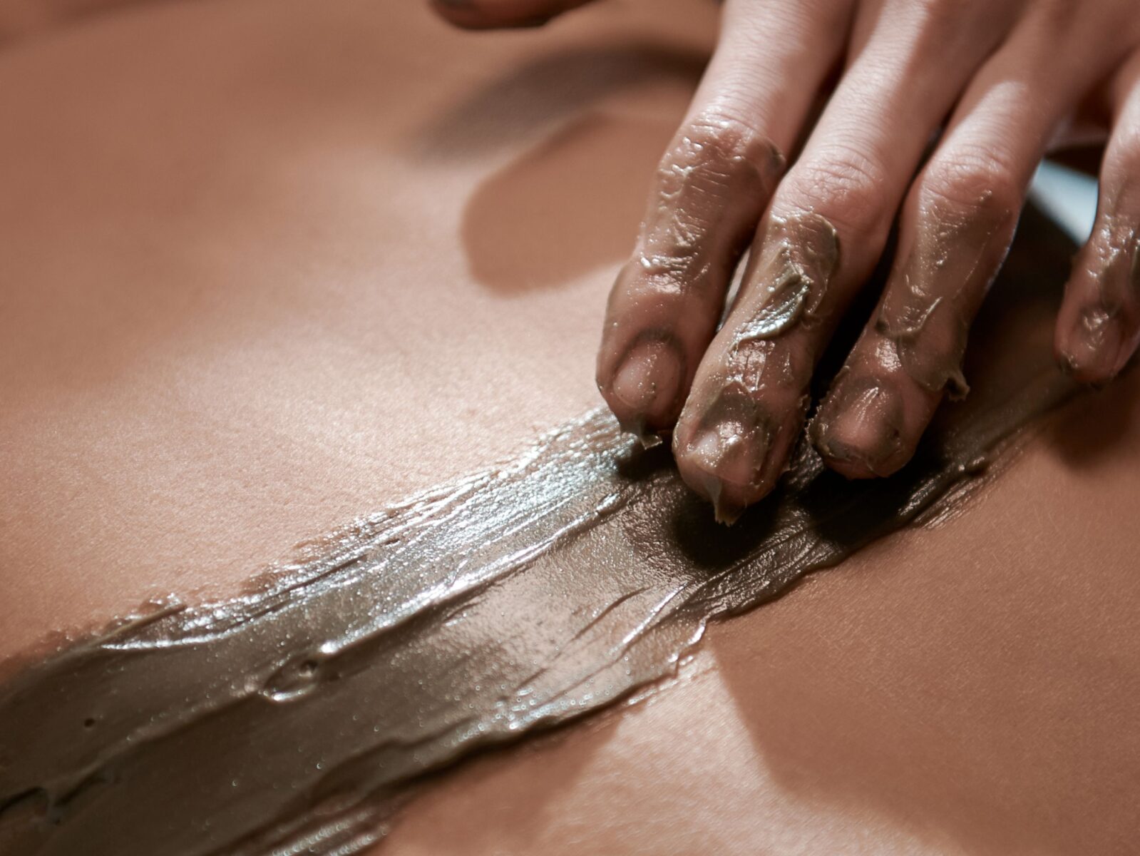 Therapeutic massage with mud at Lefay Dolomiti